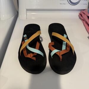 Teva Women's Olowahu Flip Flops Multi-Color Strap Sandals Size 7